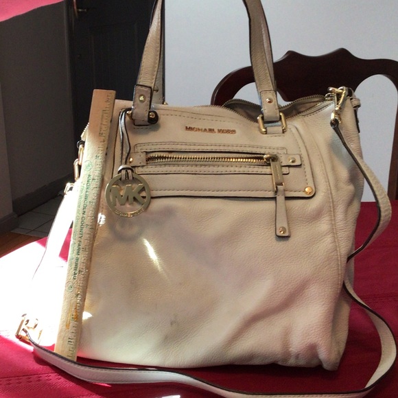 Michael Kors Handbags - Michael Kors off vanilla colored leather purse